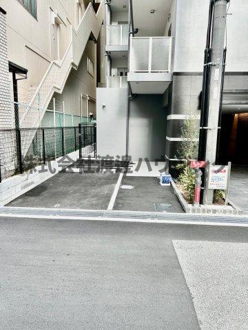 アルティザ江坂の駐車場