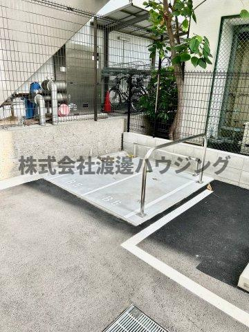 アルティザ江坂の駐車場