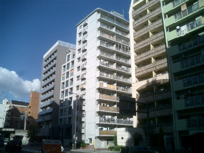 【外観】 | 天満橋筋ビューハイツ | 天満橋筋沿いに建つマンション。大川のほとりもすぐそこ。