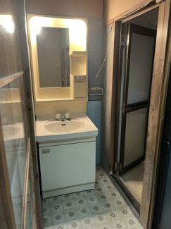 【独立洗面台】 | 奥野貸家 | 照明付きの独立洗面台です。