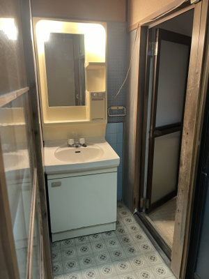 【独立洗面台】 | 奥野貸家 | 照明付きの独立洗面台です。