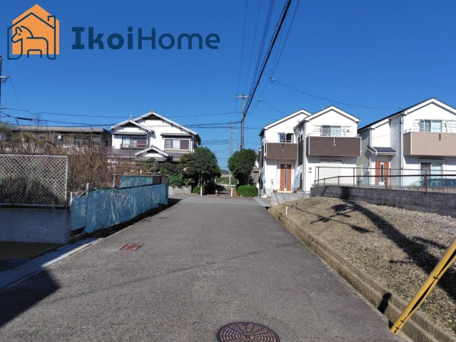 神戸市西区池上２丁目　中古一戸建の周辺|前面道路は6M幅で広々しています。駐車がし易く、車の対面のすれ違いも楽にできます。