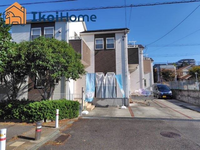 神戸市西区池上２丁目　中古一戸建の駐車場|前面道路は6M幅で広々しています。駐車がし易く、車の対面のすれ違いも楽にできます。