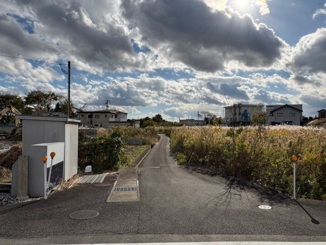 売土地　岐阜市高河原　502.15坪の前面道路含む現地写真|前面道路の道幅としては、2.1ｍ程です