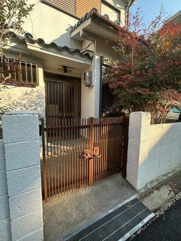 藤岡貸家のエントランス