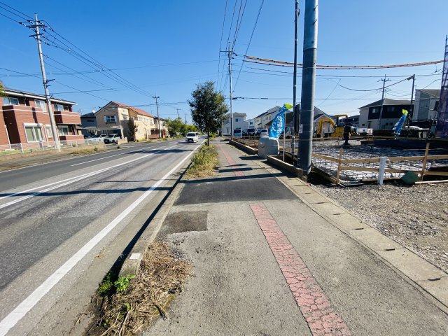 新築　太田市岩瀬川町第8　Livele Garden.S  1号棟の前面道路含む現地写真|西側接道幅員約3ｍ　北側接道幅員約11ｍ	
