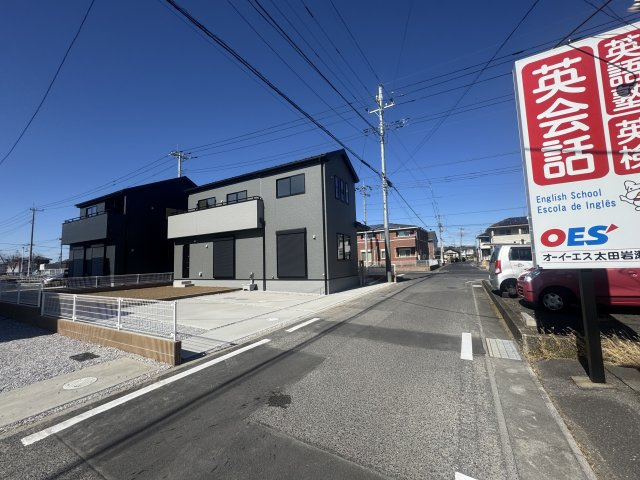 新築　太田市岩瀬川町第8　Livele Garden.S  5号棟の前面道路含む現地写真|東側接道幅員約4.6ｍ	北側接道幅員約11ｍ			
	