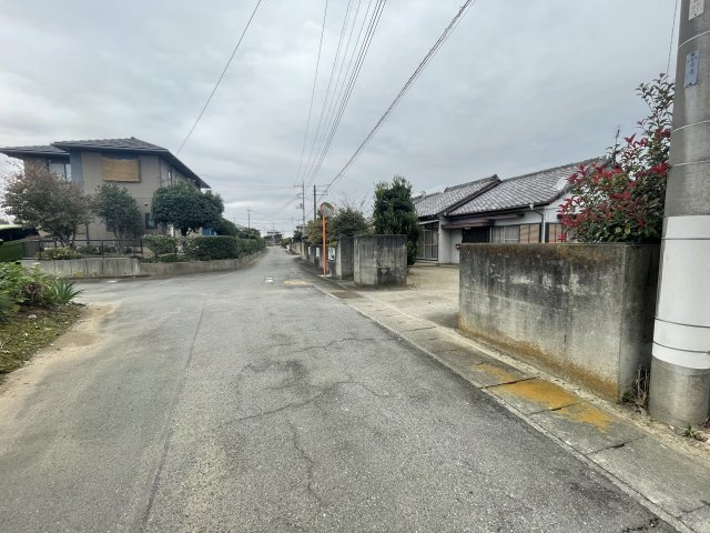 藤岡市中栗須　中古1090の前面道路含む現地写真
