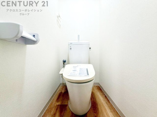 温水洗浄便座付トイレは温水洗浄機能により、暖かい水でおしりを洗浄することができ、冷たい水を使う従来の便座に比べ、温水洗浄機能で暖かいトイレを提供し、快適な使用を可能にします。