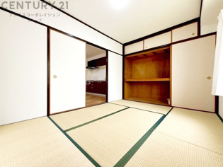 リビング横の和室スペースはリビングと続きで利用してもデザイン性のとれる洋風和室になります。やっぱり一室は欲しい和室は客間や小さなお子様の寝かせ付けなどにも便利です。