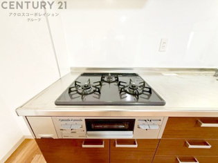 多数の調理器具を同時に使用でき、料理の効率化が可能。省エネで節約になり、様々な料理スタイルに適応できます。また、火力調整が独立しており、手入れや掃除もしやすく、今よりもっとお料理が楽しくなるかも。