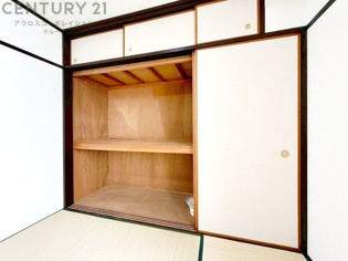 押入れは季節の衣類、寝具などを収納できます。伝統的な美しさと実用性が融合し、収納物を保護する調湿・換気効果があります。使い方によっては書類や小物なども効果的に整理でき空間を有効活用できます。