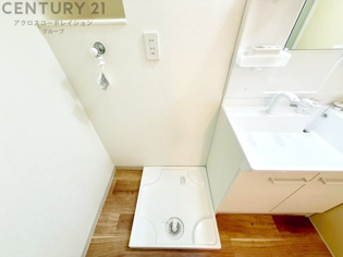 洗濯物の仕分け作業がしやすく、整理整頓が容易になります。洗濯音や湿気を他の部屋に持ち込まず、生活環境を快適に保ちます。上部を活用すれば収納スペースを確保でき洗剤や洗濯用品の整理もしやすくなります。