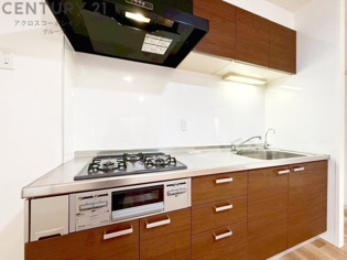 壁付けシステムキッチンはスペースの最大限の有効活用が可能で、動線がスムーズになり調理や準備が快適で効率的に行えます。収納スペースや吊り戸棚が設けられ、調理器具や食器類をスマートに収納できます。