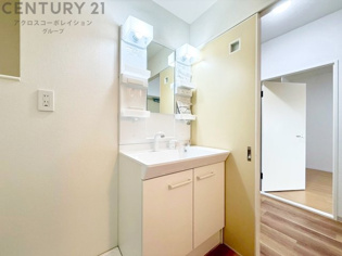 化粧品や洗顔料、歯ブラシなどの必需品をまとめて置ける収納スペースがあり、使用するたびに取り出す手間が省けます。また、水回りのため、濡れても大丈夫な素材が使用されており、お手入れが簡単です。