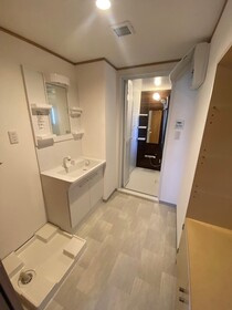 クローバー花畑ガーデンの洗面所|明るい洗面所です