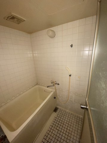 リゾートビラ西戸崎の浴室|落ち着いた空間のお風呂です