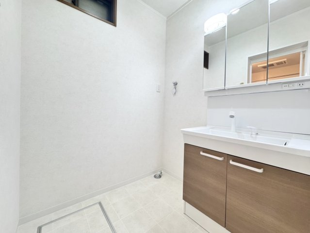 向日市寺戸町三ノ坪　中古戸建の独立洗面台