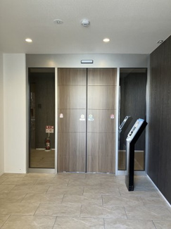 【エントランス】 | 広々としておりオートロック付きで安心も出来るエントランス