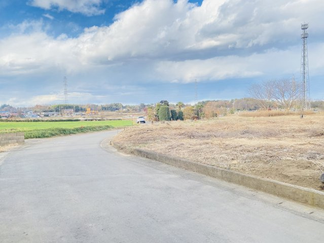 敷地面積１４２坪　売地　狭山市柏原の前面道路含む現地写真