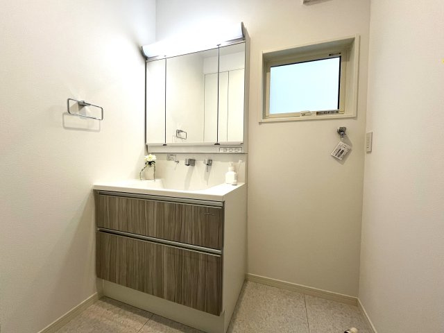 西区井口四丁目　№36312の独立洗面台|鏡の裏も
収納です