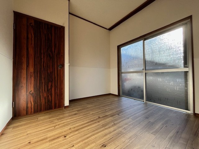 寿町戸建の洋室