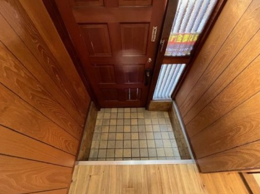 寿町戸建の玄関