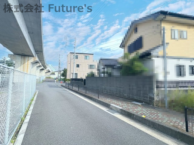 三郷市幸房　建築条件無し売地の前面道路含む現地写真|北側・公道約6ｍに面した立地