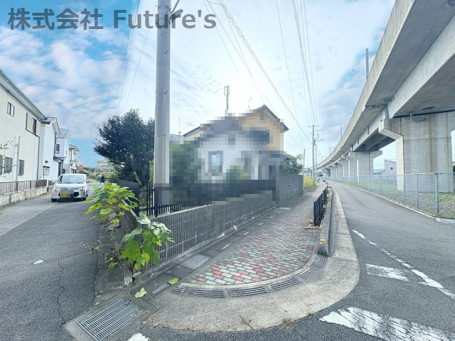 三郷市幸房　建築条件無し売地の前面道路含む現地写真|更地渡し（現況上物あり2025年1月下旬解体予定）