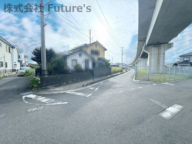 三郷市幸房　建築条件無し売地の前面道路含む現地写真|北側・公道約6ｍに面した立地