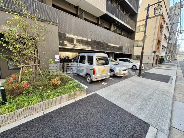 プレサンス伏見アーバンベースの駐車場