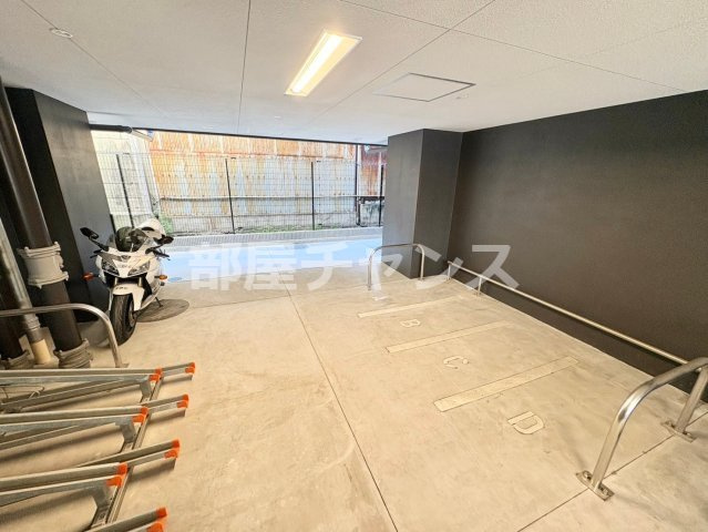 プレサンス伏見アーバンベースの駐車場