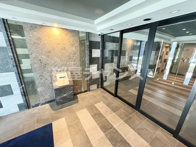 プレサンス丸の内リラティのエントランス