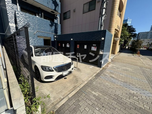 プレサンス丸の内リラティの駐車場