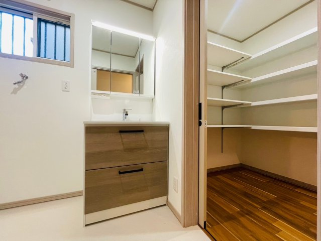 戸建　岐阜市今嶺Ⅱ　全3区画分譲の独立洗面台|洗面洗髪化粧台です。物件により三面鏡または一面鏡の場合があります。詳しくは担当者までお問合せ下さい。