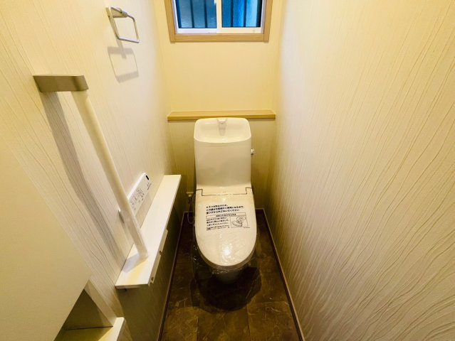 戸建　岐阜市今嶺Ⅱ　全3区画分譲のトイレ|節水省エネの温水洗浄便座です。お掃除のしやすさを究めたフチなし形状でお手入れ楽々。