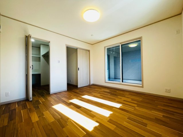 戸建　岐阜市今嶺Ⅱ　全3区画分譲の寝室|全居室にたっぷり収納できる大型収納を設置。窓ガラスは断熱性能や結露防止効果の高いペアガラスです。