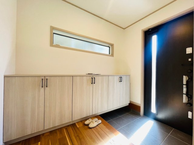 戸建　岐阜市今嶺Ⅱ　全3区画分譲の玄関|大容量のシューズ収納付きで玄関周りもすっきり！玄関ドアからの光が玄関ホールを明るくしてくれます。