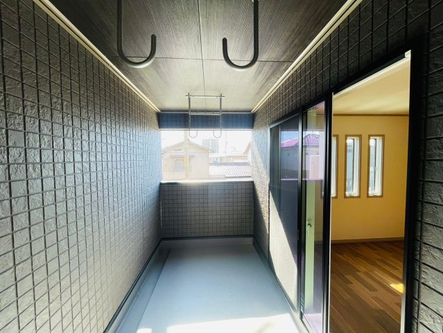 戸建　岐阜市今嶺Ⅱ　全3区画分譲のバルコニー|バルコニーは南向きで洗濯物もよく乾きます！強度と表面積硬度を持つFPRで防水しています。