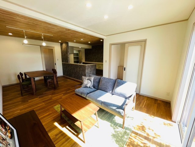 【商談中】戸建　岐阜市今嶺Ⅱ　全3区画分譲の居間・リビング|南向きで日当たりもよく大きな窓がリビング全体に光と風を運びます。ご家族でゆとりある暮らしができます。