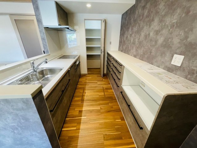 戸建　岐阜市今嶺Ⅱ　全3区画分譲のキッチン|機能的なシステムキッチンです。収納力に優れた大容量の引出しでキッチン回りがスッキリ片付きます。