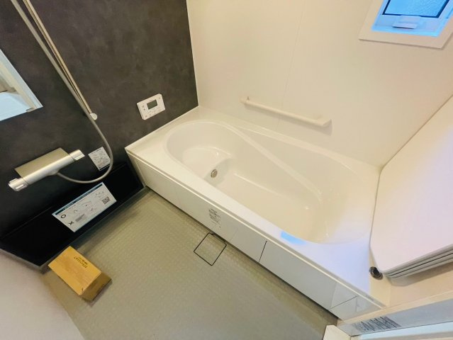 戸建　岐阜市今嶺Ⅱ　全3区画分譲の浴室|１坪タイプのバリアフリー設計でゆったりとくつろげる浴室・浴槽です。タイル床でカビの発生を抑制します。