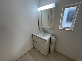 【独立洗面台】 | 鈴蘭台北町３丁目　新築戸建 | シャワー付きで朝の忙しい時間帯もスムーズです。