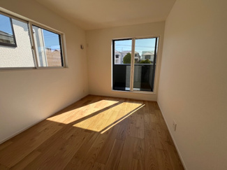 【洋室】 | 鈴蘭台北町３丁目　新築戸建 | 洋室約6.5帖　南西向きバルコニーで陽当り・通風良好です。
