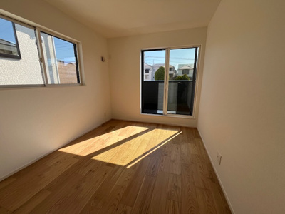 【洋室】 | 鈴蘭台北町３丁目　新築戸建 | 洋室約6.5帖　南西向きバルコニーで陽当り・通風良好です。