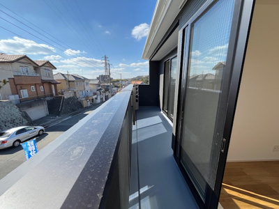 【バルコニー】 | 鈴蘭台北町３丁目　新築戸建 | 広いバルコニーなのでお洗濯物はもちろんお布団も干せますね。