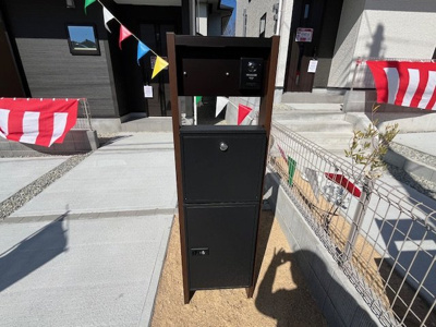 【設備】 | 鈴蘭台北町３丁目　新築戸建 | 宅配ボックス付きでお留守でも安心です。