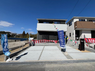 【駐車場】 | 鈴蘭台北町３丁目　新築戸建 | 並列2台分ございます。平坦地なので駐車も楽々です。