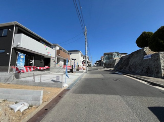 【前面道路含む現地写真】 | 鈴蘭台北町３丁目　新築戸建 | 前面道路との高低差もなく、幅員も7.76ｍと広いです。
