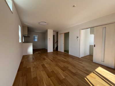 【居間・リビング】 | 鈴蘭台北町３丁目　新築戸建 | LDK約17.0帖　どんな家具とも相性のよい内装です。